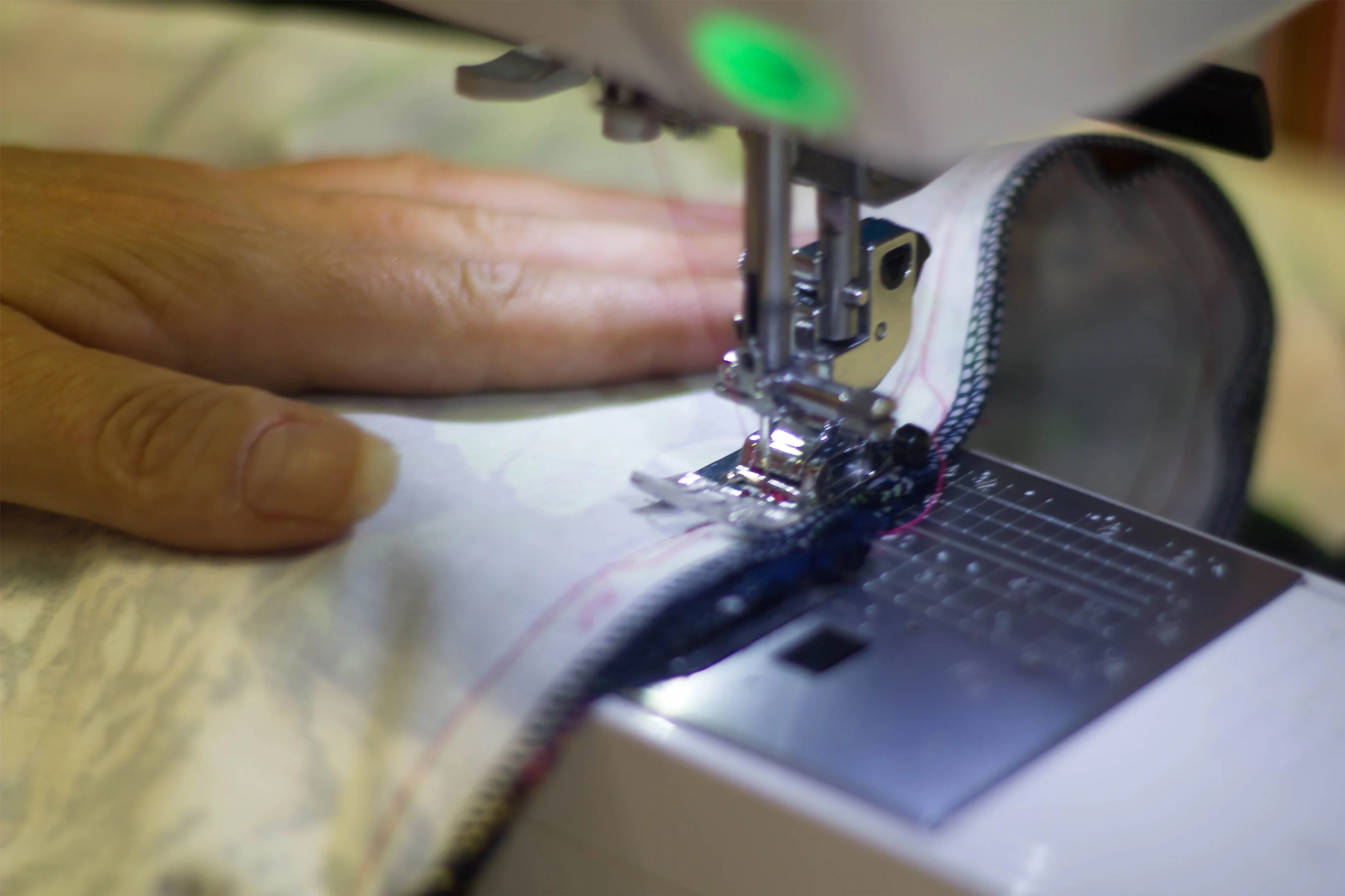 Kleding afwerken met de naaimachine in het atelier in Emmen