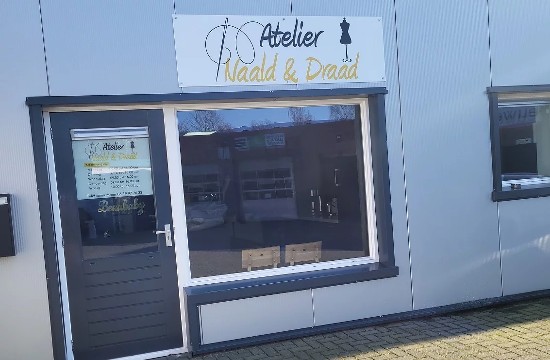 De voorzijde van Atelier Naald en Draad aan de Nijverheidsstraat in Emmen